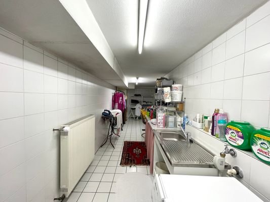 UG- Flur: Waschküche Kelllerräume.jpg