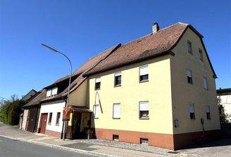 zwei Häuser mit Scheune und Garten
