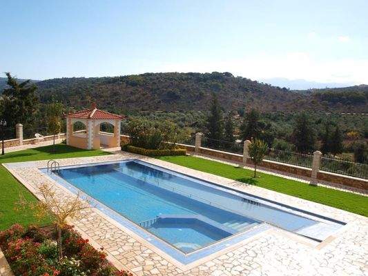3 Luxusvillen mit Pool in Douliana
