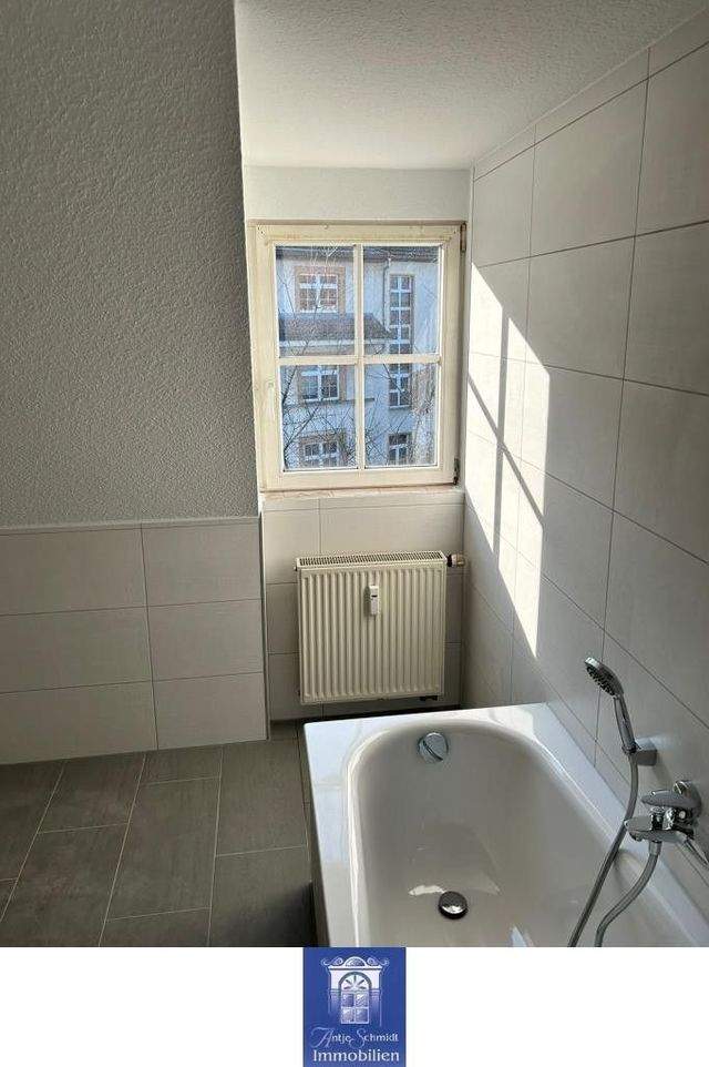 Individuelle und geräumige Dachwohnung! Tageslichtbad mit Wanne und Dusche! - Foto 3