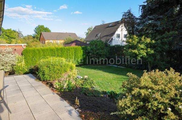 Blick von der Terrasse in den Garten