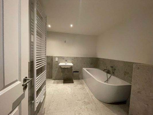 Innenliegendes Wannen- und Duschbad (2).jpeg