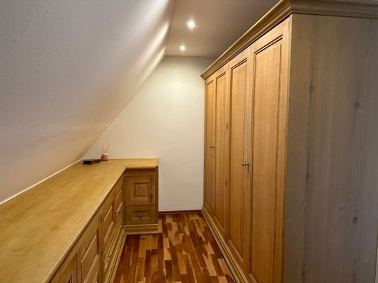 Schlafzimmer begehbarer Schrank 1. OG