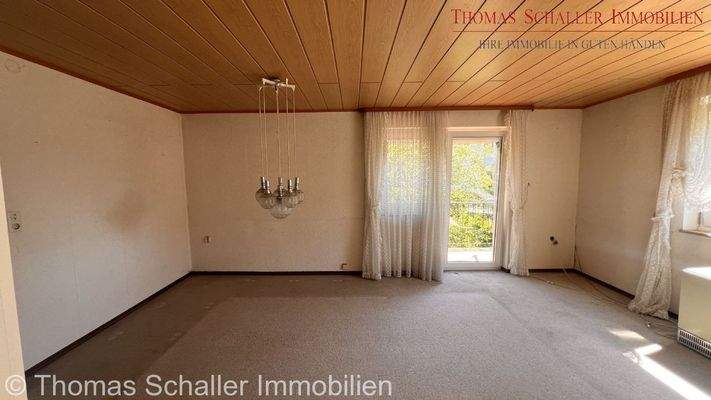 Wohnzimmer mit Balkon 