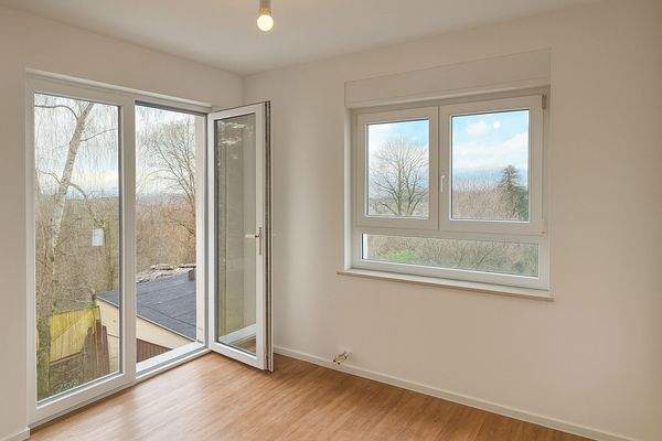 Wohnzimmer mit Ausgang auf Balkon