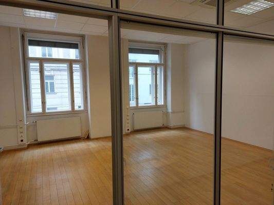 Büro 1.11 mit Glastrennwand