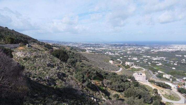 Kreta, Malaxa: Grundstück mit Blick auf Meer und Stadt zu verkaufen