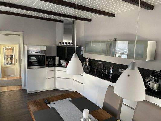 moderne helle Küche mit Essecke
