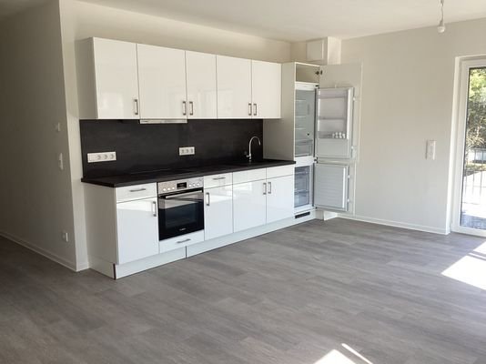 Wohnzimmer mit offener Küche