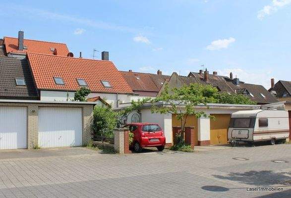 Rückansicht EFH und dahinter MFH