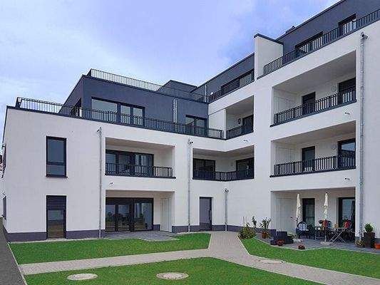 Grünfläche mit Nebeneingang