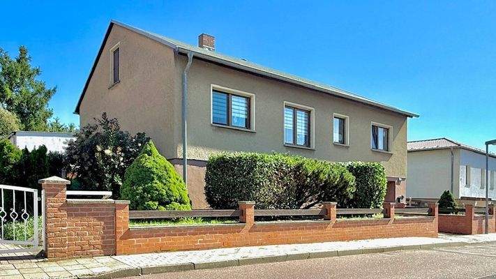 Blick auf die Straßenfront