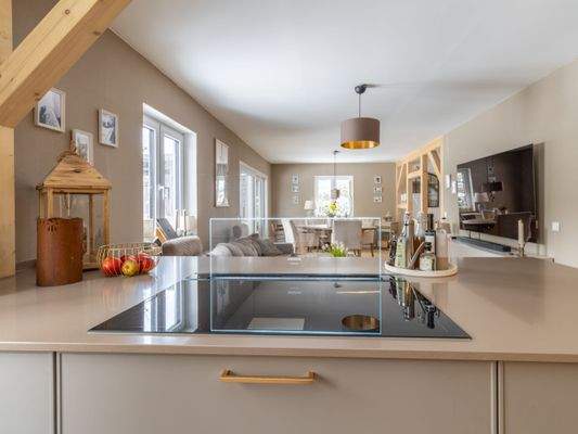 Küche mit Blick zum Wohnbereich 