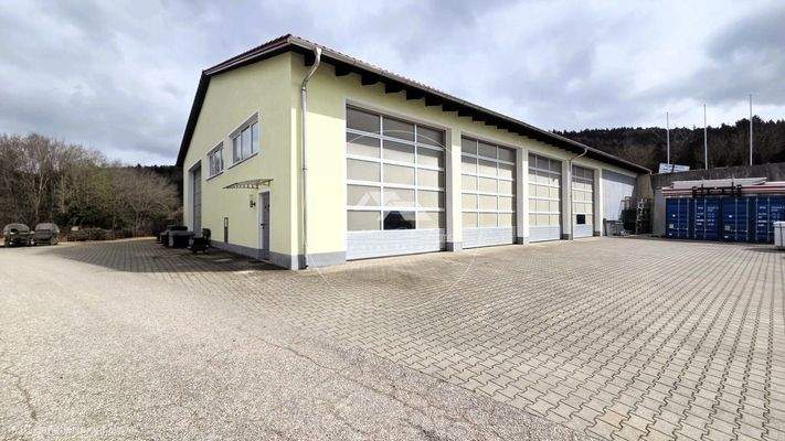 Eingang mit großem Sektionaltor