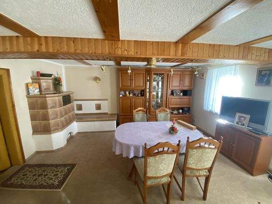 saniertes Wohnzimmer EG mit Kachelofen