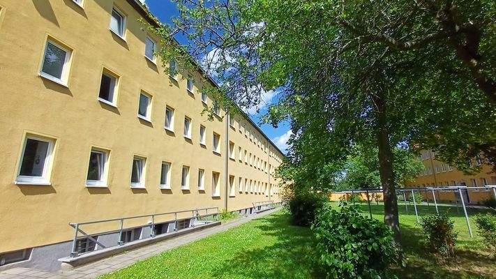 Hausansicht mit Wäschetrockenplatz