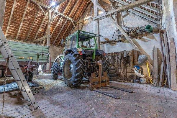 Wirtschaftsgebäude am Haus - Landmaschinen