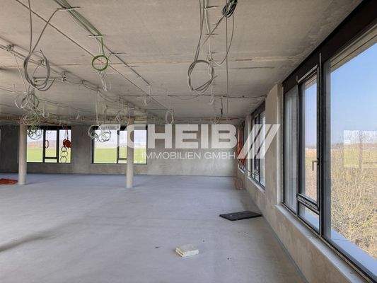 Tageslicht durch viele Fenster