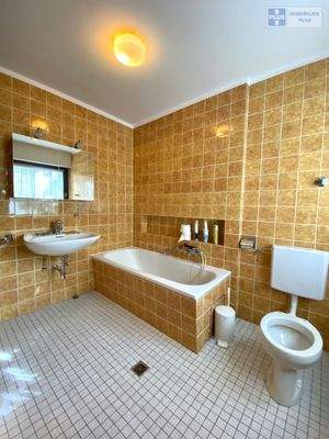 Badezimmer 2 mit Dusche und Wanne