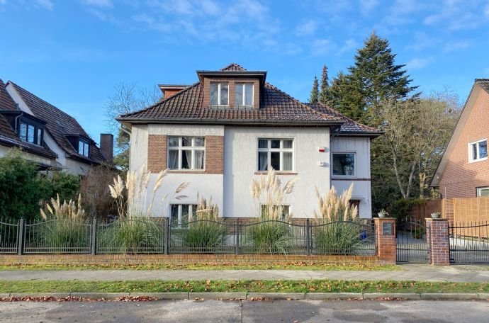 Freistehende Villa mit Gästehaus, Sauna und Einliegerwohnung in ruhiger Seitenstraße