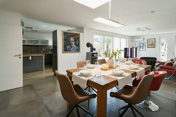 Esszimmer mit angrenzendem Wohnzimmer 