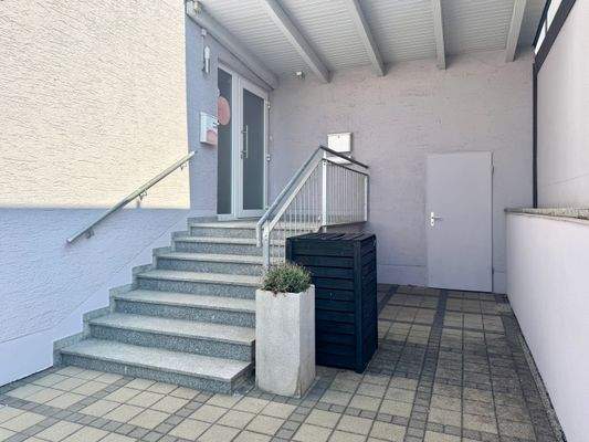 Überdachter Haupteingang