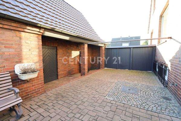 Eingang von der Zufahrt vorne