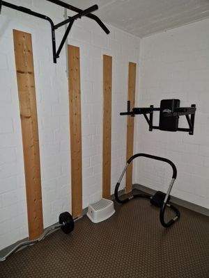 Fitnessgeräte im Sauna-Vorraum