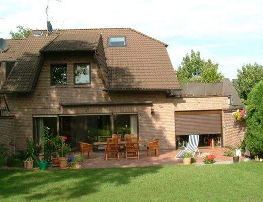 Rückansicht Haus - Wohnung im Erdgeschoss und Untergeschoss mit Gartennutzung und Garage