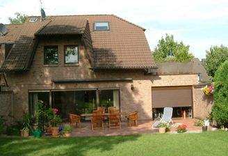 Rückansicht Haus - Wohnung im Erdgeschoss und Untergeschoss mit Gartennutzung und Garage