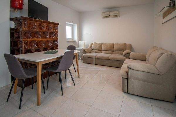 Erdgeschoss: Wohn-, Ess- & Küchenbereich, 1 Badezimmer 