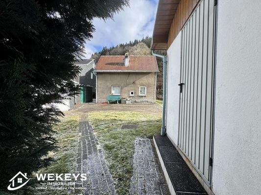 Hinterhof mit dem Auto befahrbar bis zur Garage