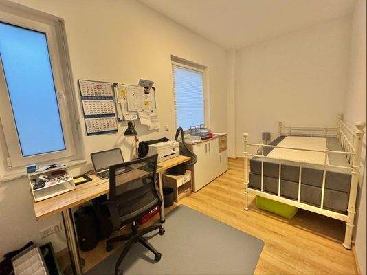 Geräumiges Kinderzimmer (OG)