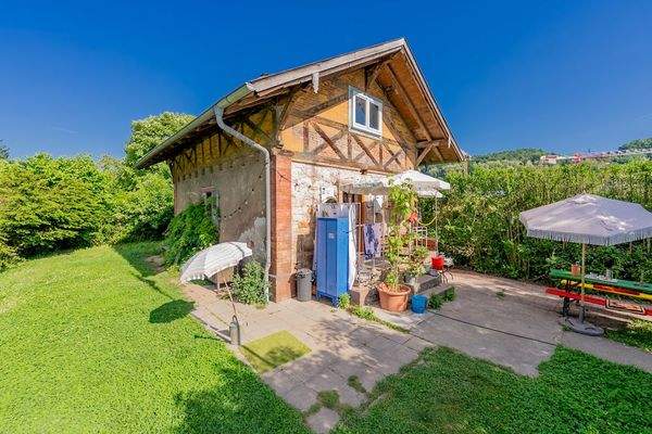 Charmantes Haus von vorne