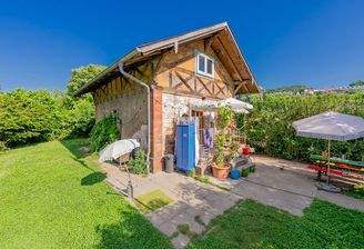 Charmantes Haus von vorne