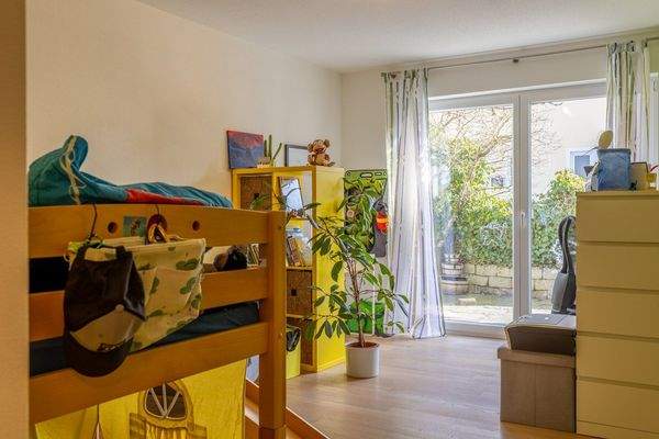 Zauberhafte Maisonette-Gartenwohnung mit XXL-Garage, Carport und eigenem Garten – Baujahr 2007