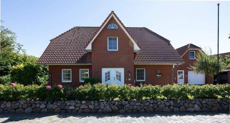 Komplett Straßenansicht