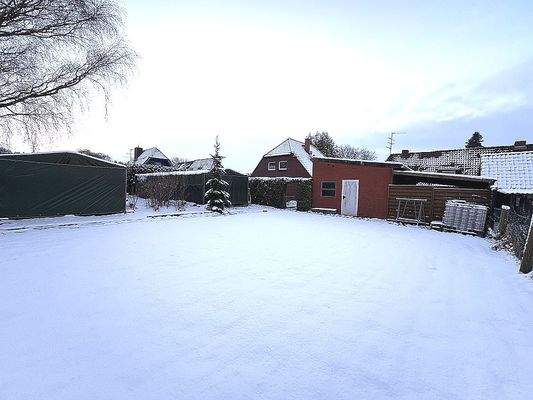 Gartenareal und Holzlager