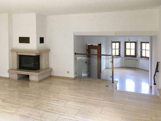 Blick vom Wohnbereich Richtung Kamin und Essbereich