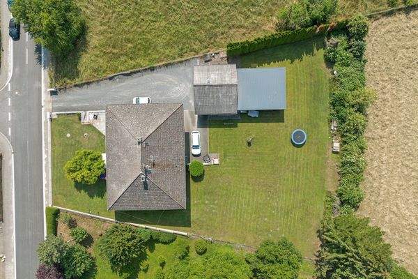 Luftbild Haus, Garagen, Gartenfläche 