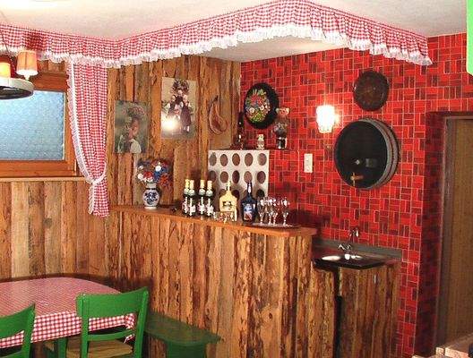 13b Theke im UG-Partyraum mit Spültisch.JPG