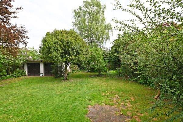 Rückwärtiges-Grundstück, östliche Flucht mit Garage