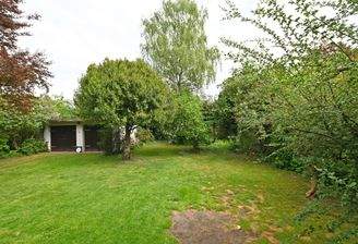 Rückwärtiges-Grundstück, östliche Flucht mit Garage