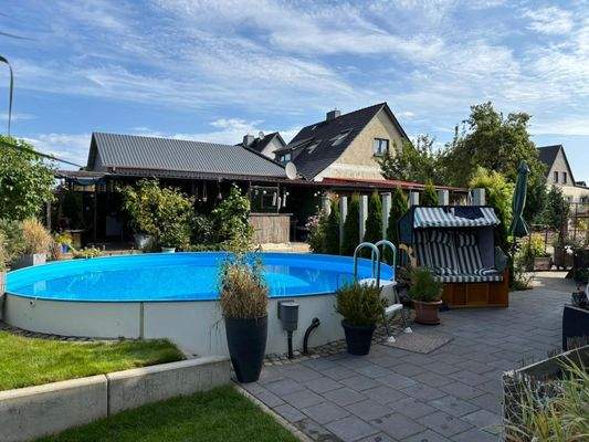 Terrasse und Pool am Hinterhaus