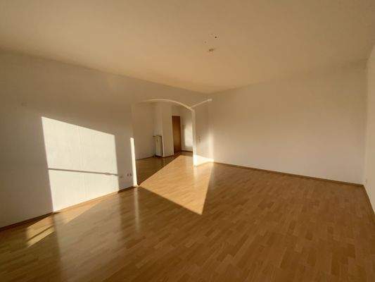 Geräumiges Wohnzimmer