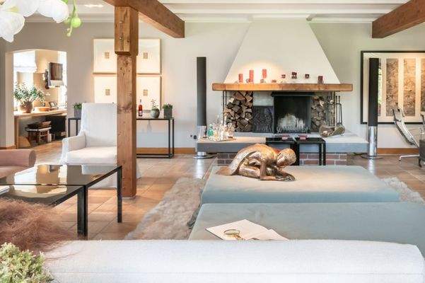 Offener Kamin im Wohnzimmer