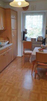 Küche mit Einbauten.