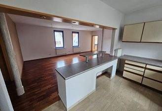 Küche mit angrenzendem Wohn- und Essbereich