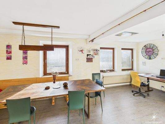 Büro. Essbereich sowie Küche.