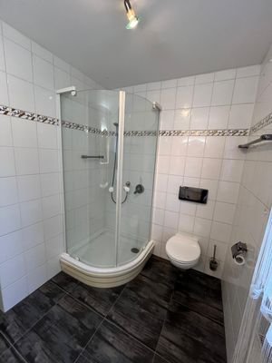 Gäste-Bad mit Eckdusche